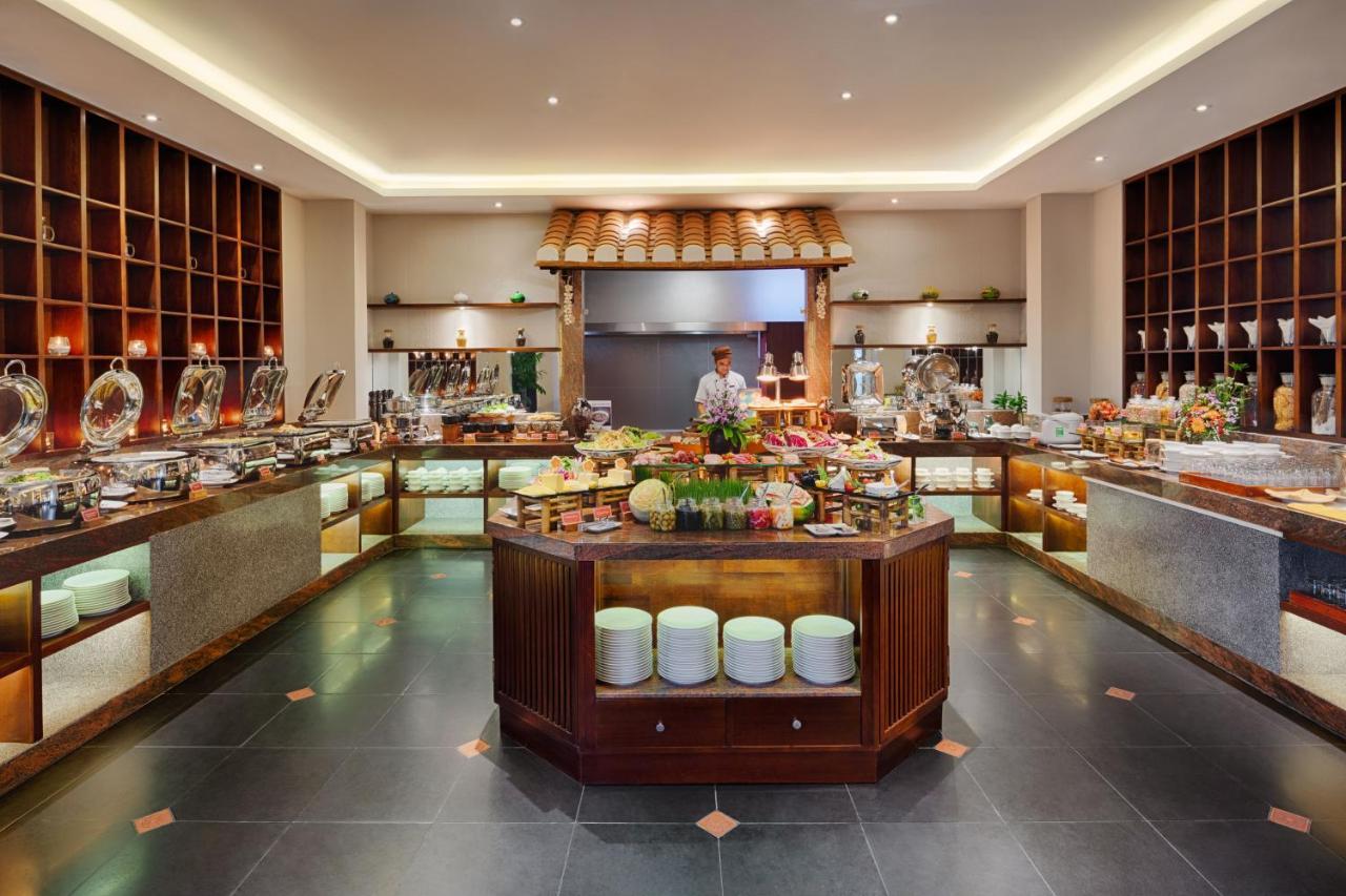 Rivertown Hoi An Resort & Spa Bagian luar foto The buffet at the hotel