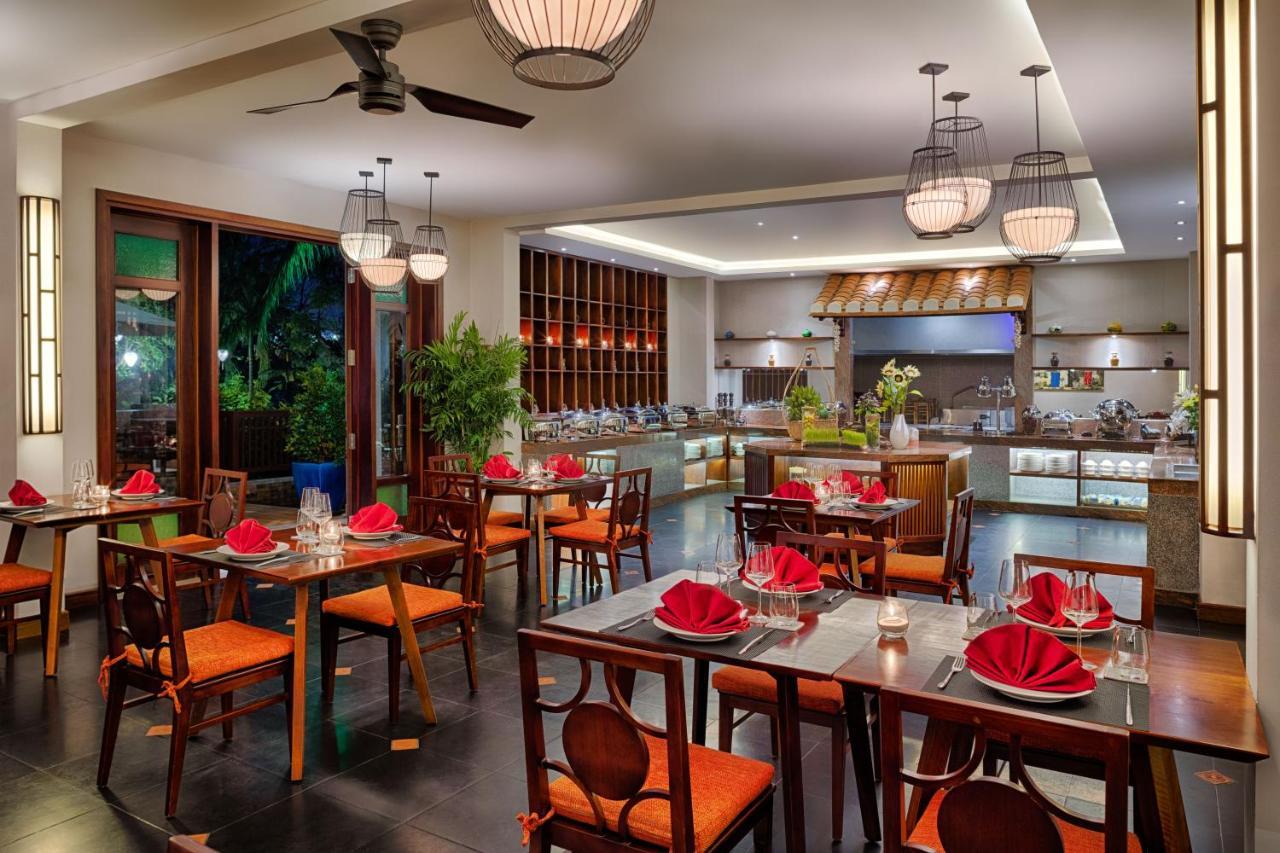Rivertown Hoi An Resort & Spa Bagian luar foto The restaurant at the hotel