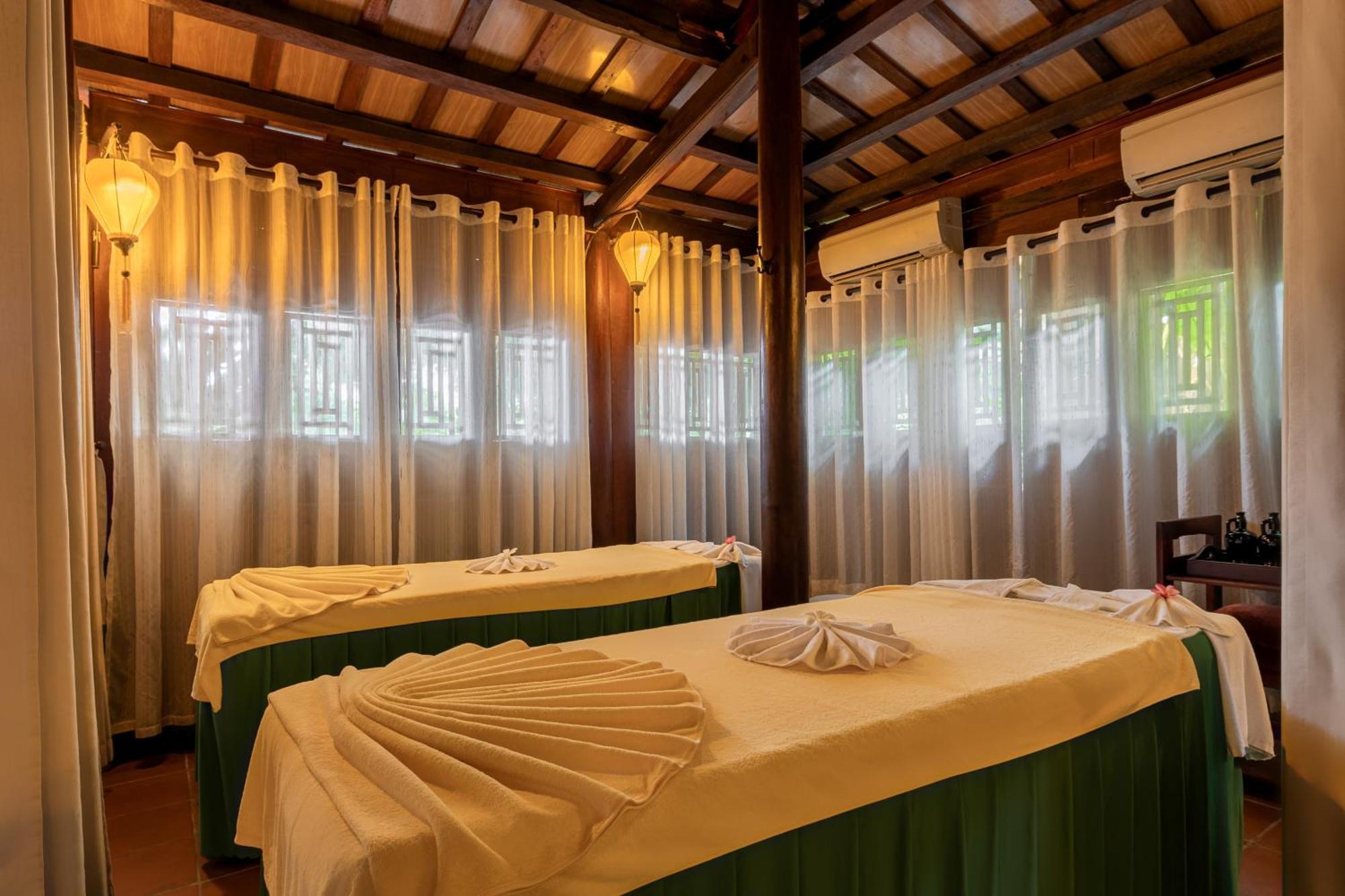 Rivertown Hoi An Resort & Spa Bagian luar foto A massage room at a spa in Vietnam