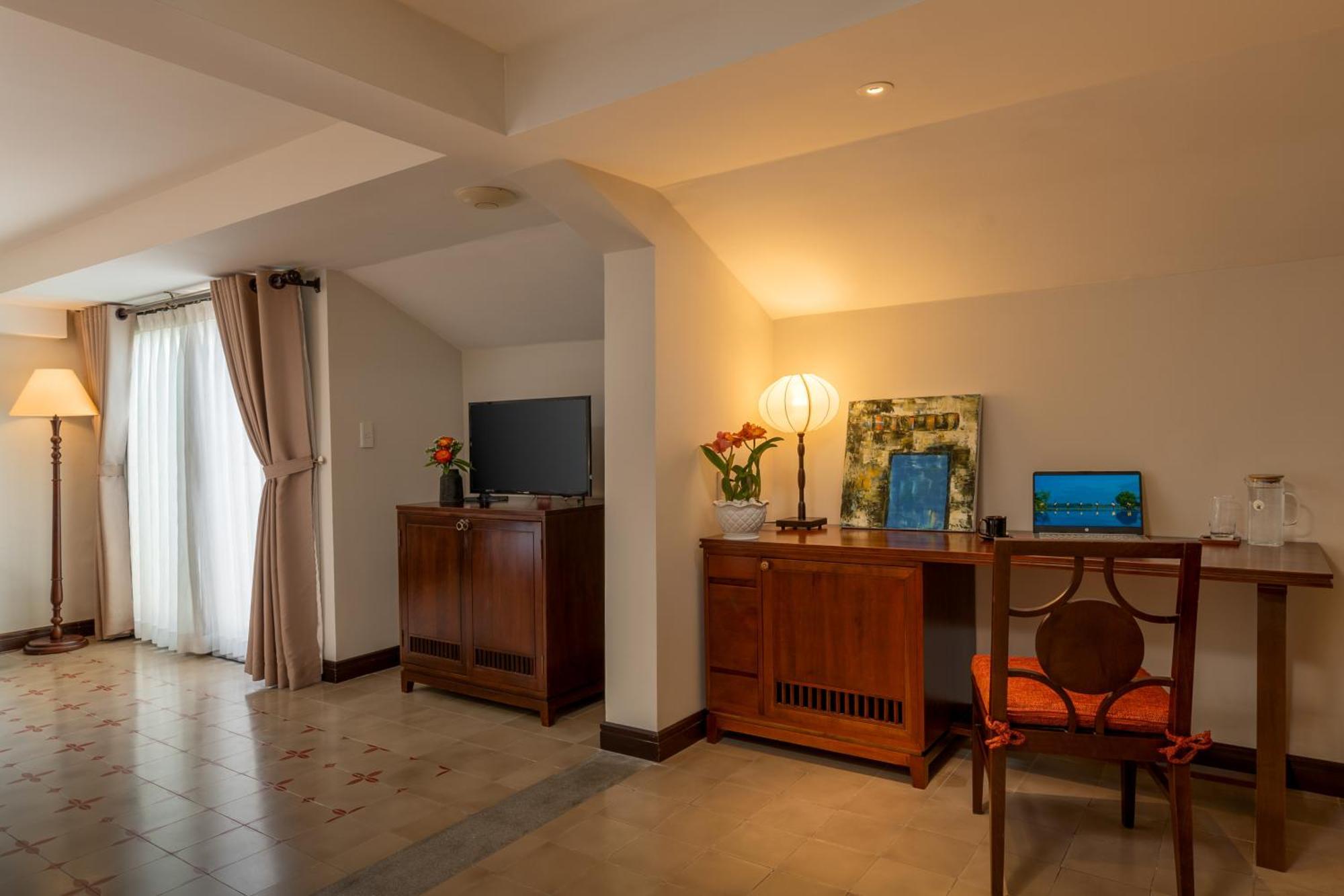 Rivertown Hoi An Resort & Spa Bagian luar foto A room at the hotel