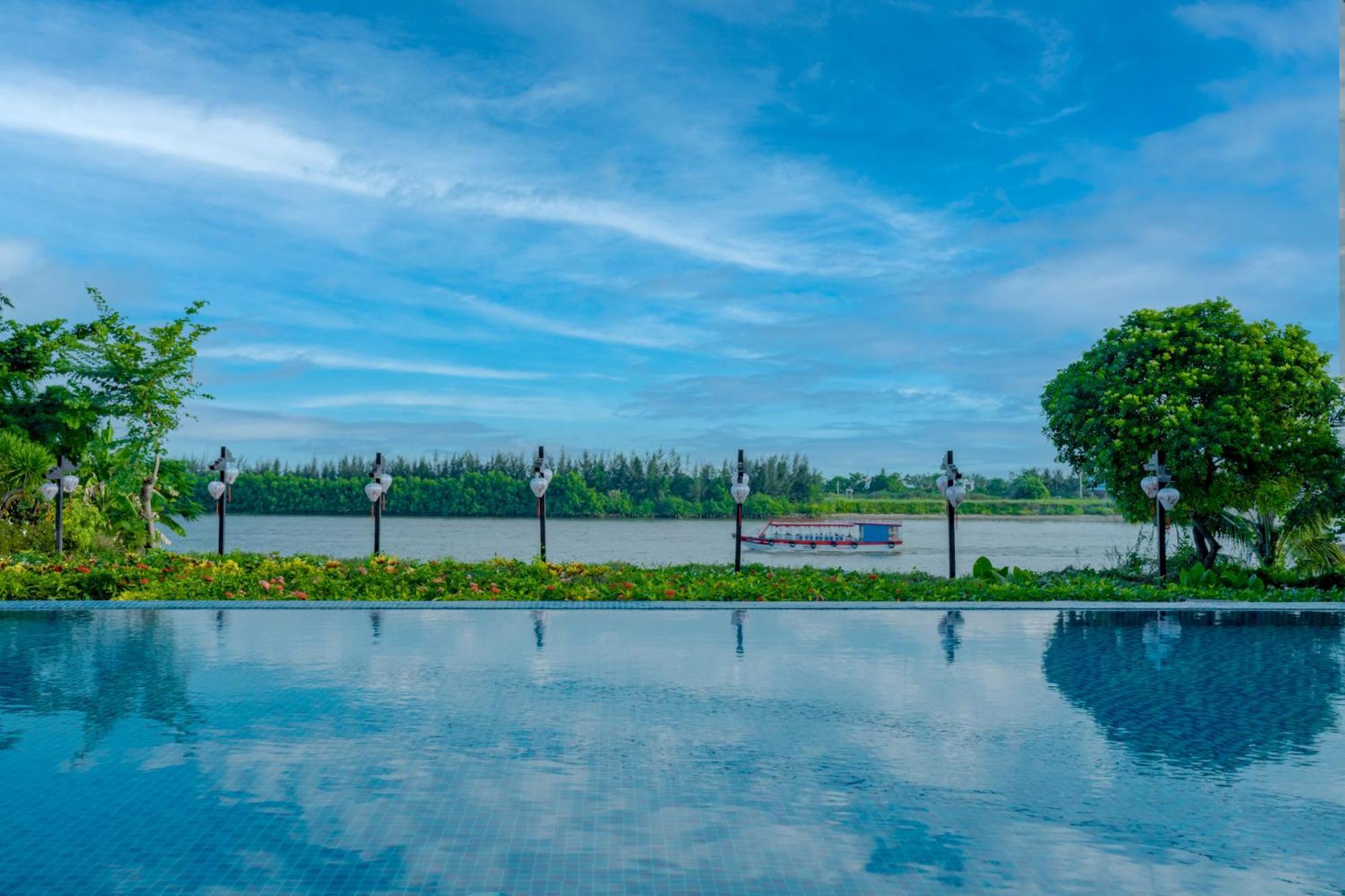 Rivertown Hoi An Resort & Spa Bagian luar foto View of the Chao Phraya River from the Royal River Hotel