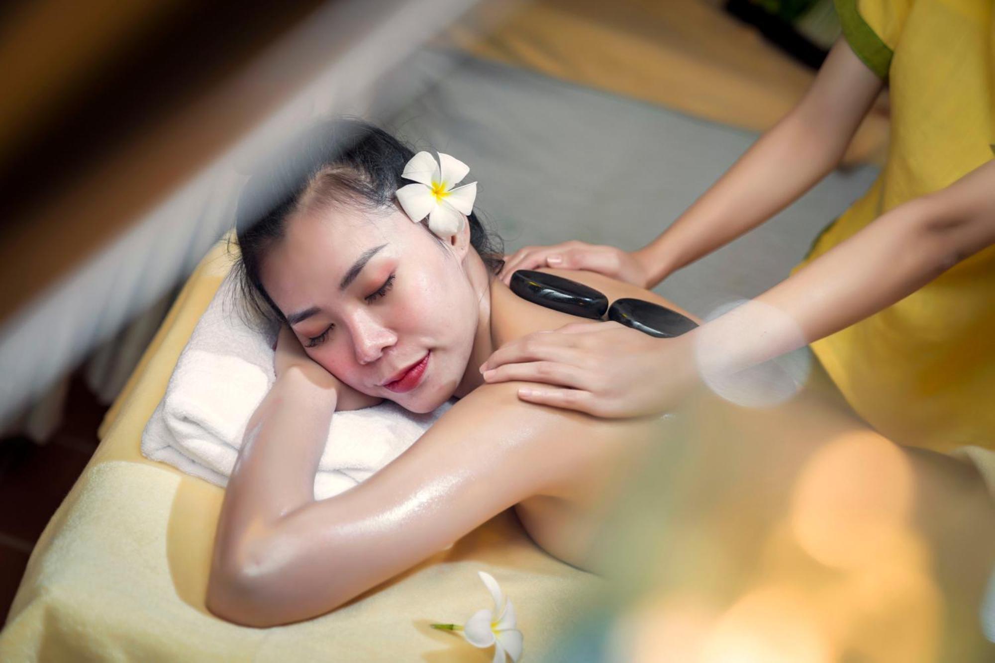 Rivertown Hoi An Resort & Spa Bagian luar foto Hot stone massage