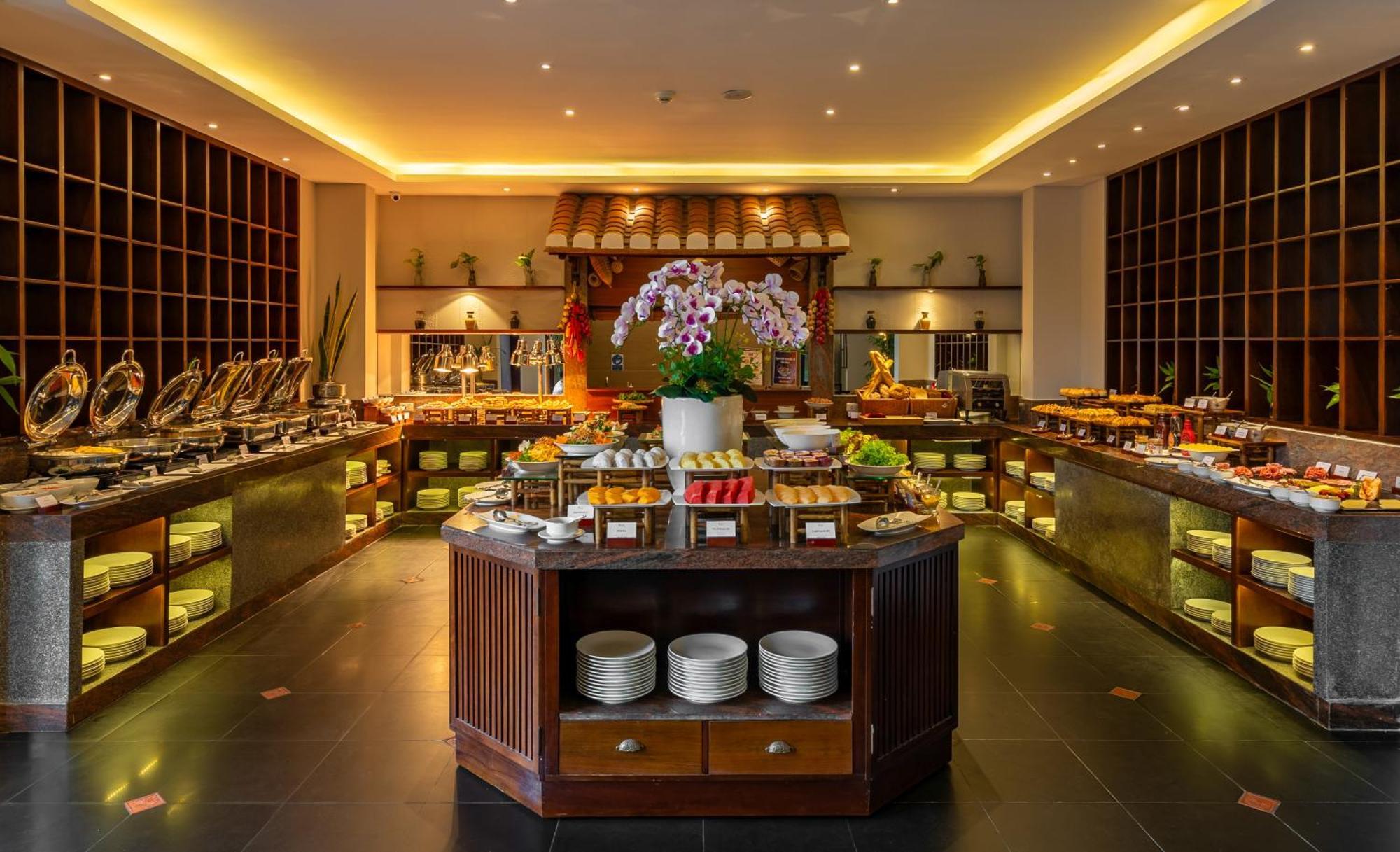 Rivertown Hoi An Resort & Spa Bagian luar foto The buffet at the restaurant