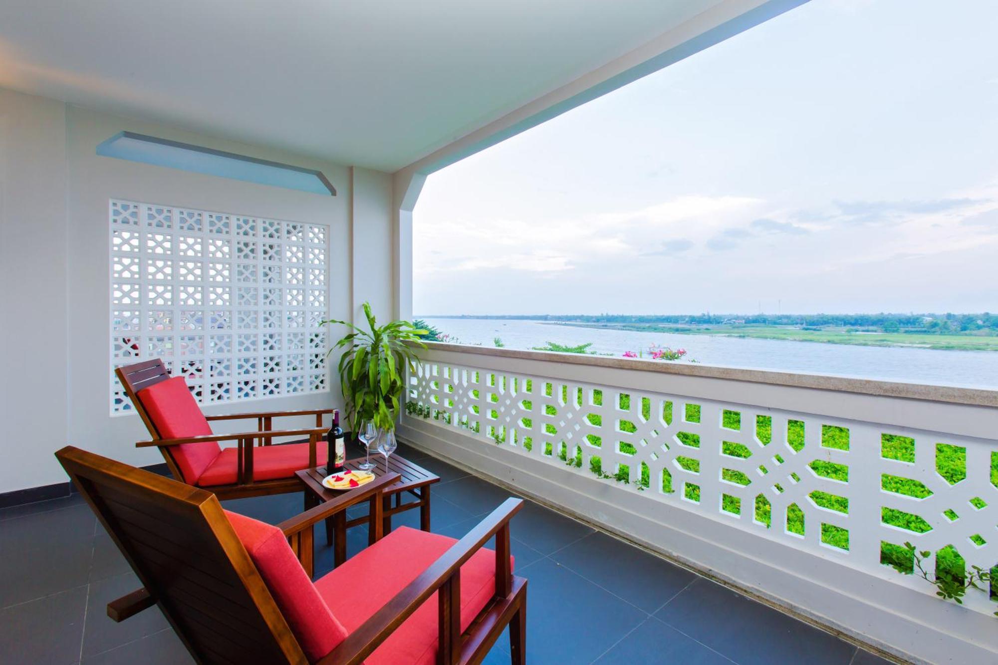 Rivertown Hoi An Resort & Spa Bagian luar foto A balcony at the hotel