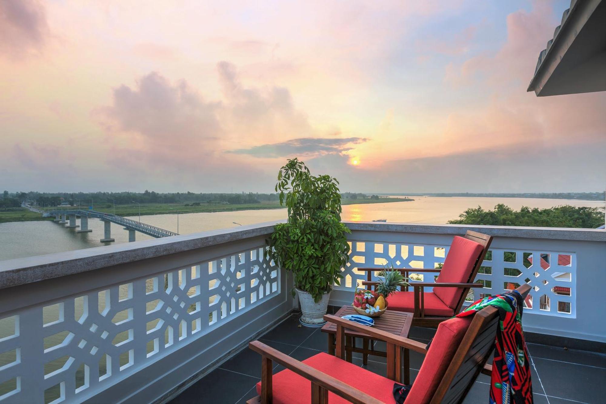 Rivertown Hoi An Resort & Spa Bagian luar foto View of the River from the Hotel